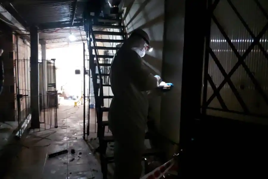 EN LA ESCALERA. Personal del 911 encontró el cuerpo en el interior de la casa del pasaje Morente.
