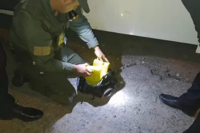 Detuvieron a una mujer que llevaba paquetes de cocaína ocultos en su mochila