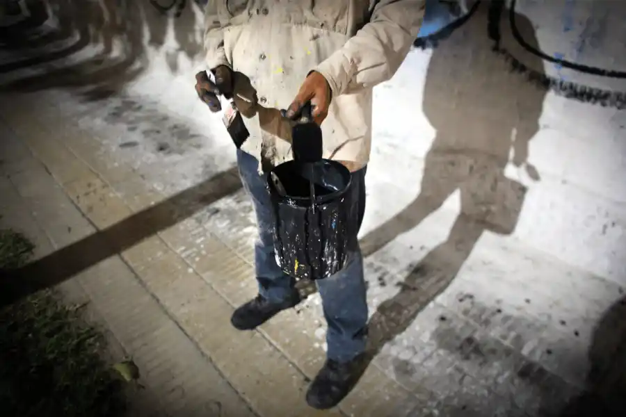 “HAY CÓDIGOS”. No se tapan las pinturas recién hechas de otros candidatos. Se espera dos días al menos.