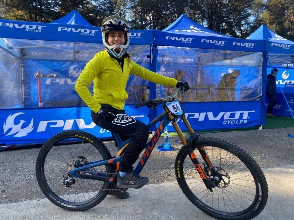 ACLIMATACIÓN. Lourdes de la Orden posa con su nueva bicicleta. La tucumana usará la competencia de hoy para ponerse a punto con miras al Mundial Máster, 