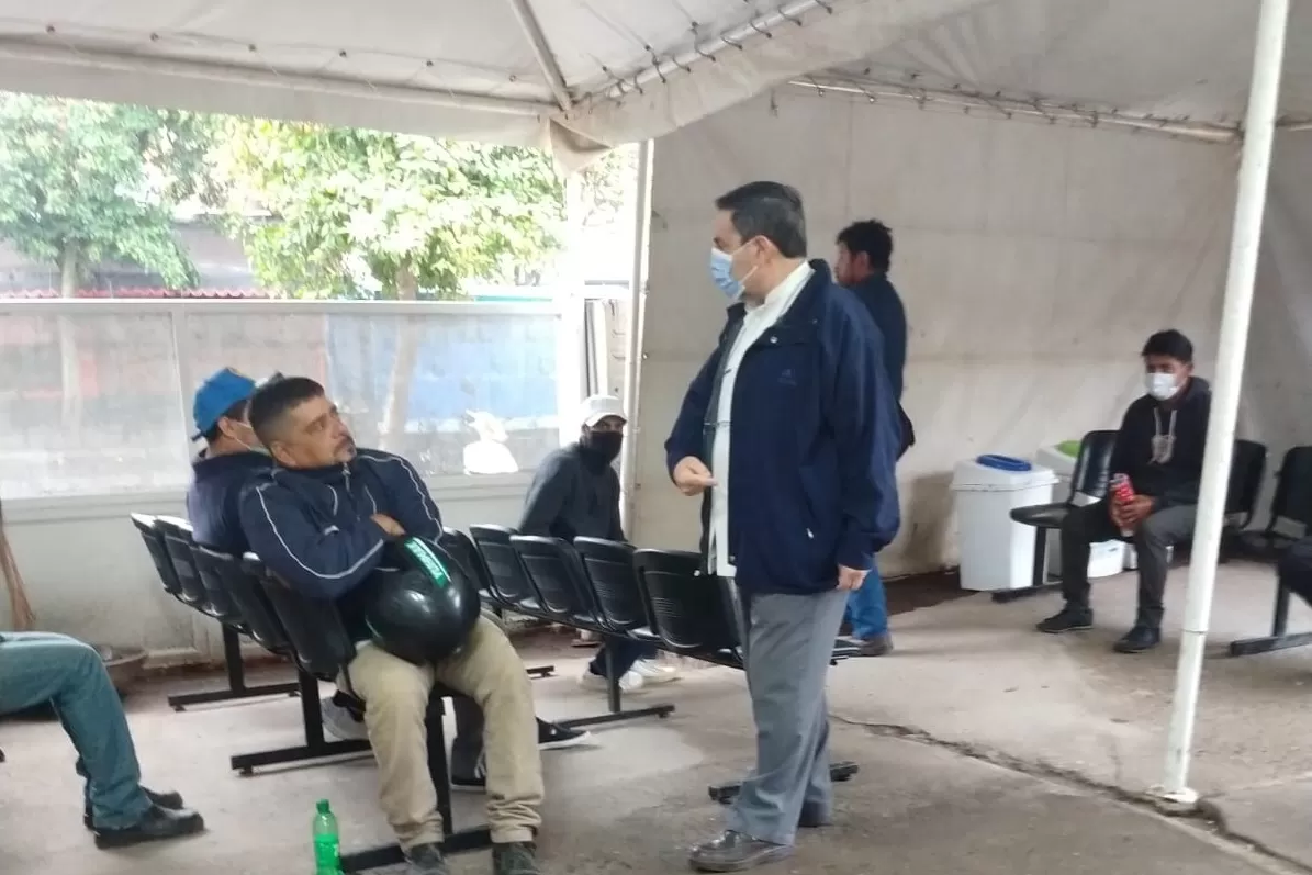 El ministro de Salud recorre la carpa instalada para la espera de pacientes en el Centro de Salud. FOTO MINISTERIO DE SALUD