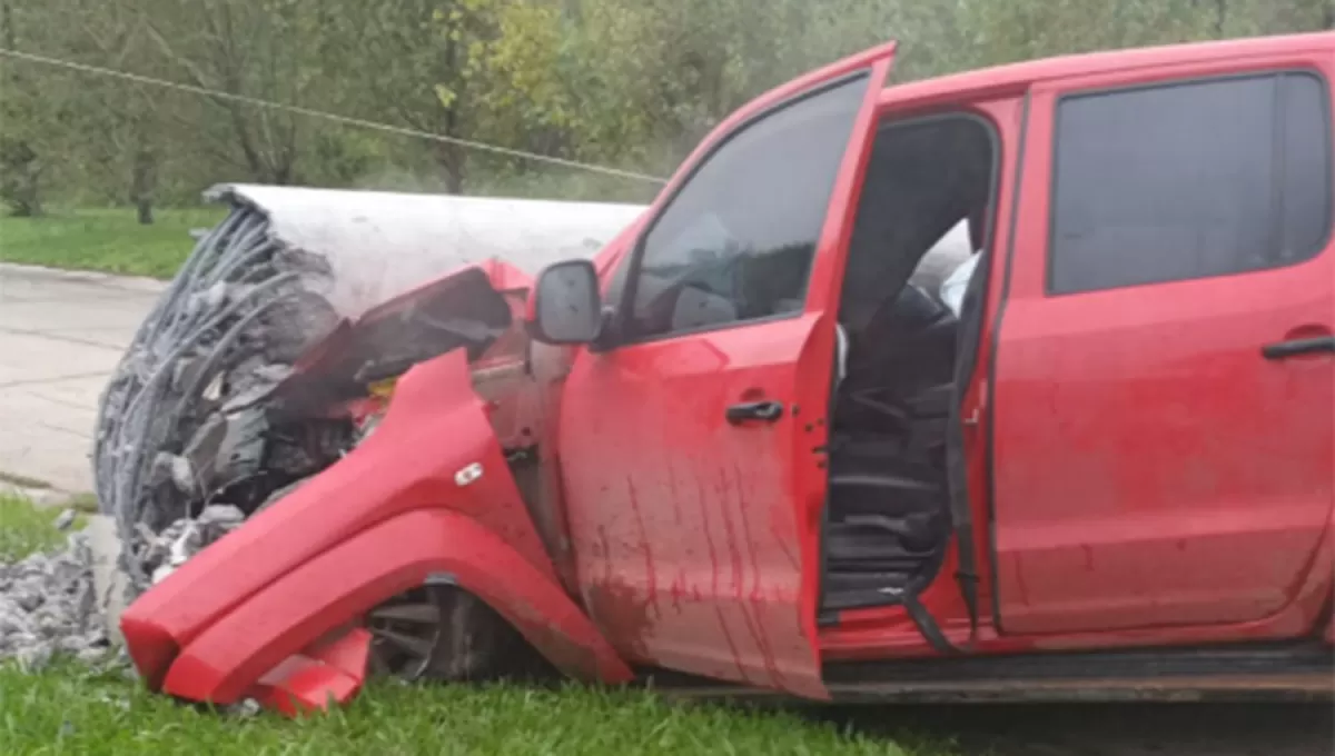 DAÑOS. La persona que conducía la camioneta habría sufrido lesiones de escasa consideración. 