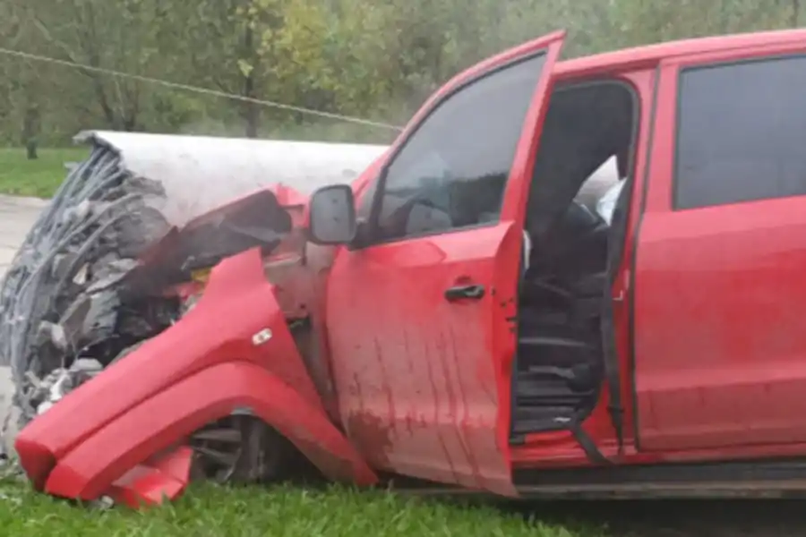 DAÑOS. La persona que conducía la camioneta habría sufrido lesiones de escasa consideración. 