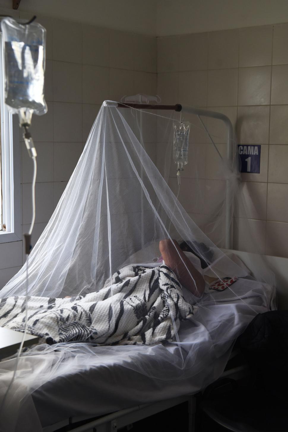 EN OBSERVACIÓN. Unos 100 pacientes se encuentran internados porque presentan signos de alarma de dengue. LA GACETA / FOTOs DE Analía Jaramillo y Osvaldo Ripoll