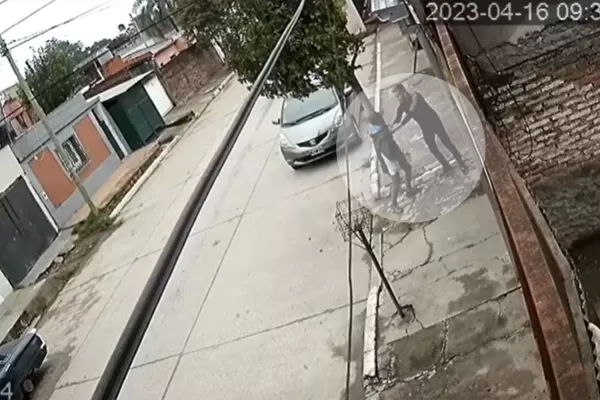 Video: atacó a puñaladas a un hombre mientras barría la vereda en Villa Muñecas