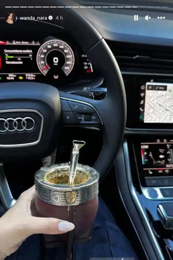 Wanda Nara alentó a Valentino en su debut en River.