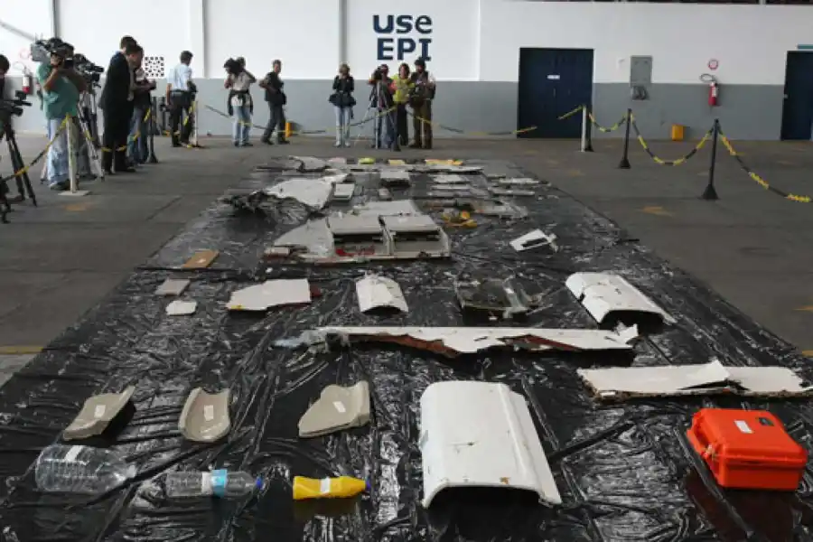 Algunos de los dispositivos del avión fueron encontrados a 13.000 pies de profundidad