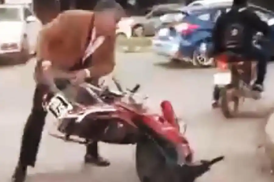 EL INCIDENTE VIAL. El episodio protagonizado por el ex juez Stoyanoff se hizo viral en las redes sociales. Captura de Video