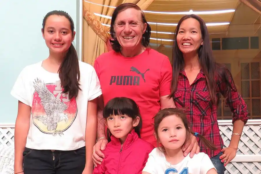 Guillermo Vilas junto a su esposa e hijas