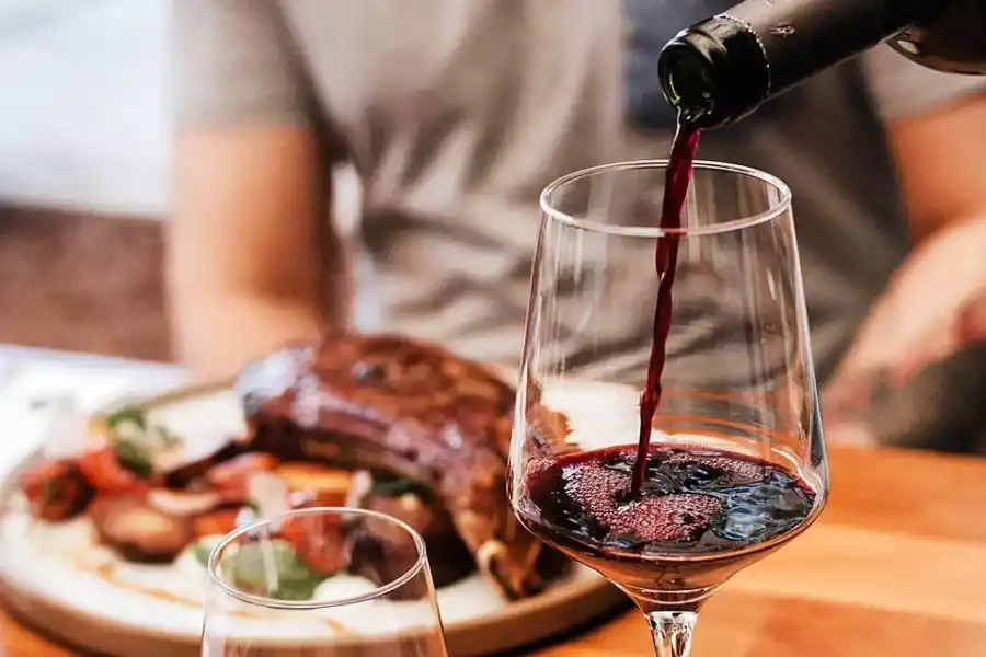 El Malbec es uno de los preferidos al momento de acompañas carnes rojas