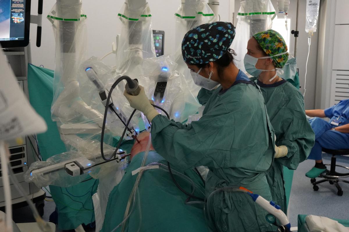 Un hospital español realizó por primera vez un trasplante de pulmón con un robot de cuatro brazos