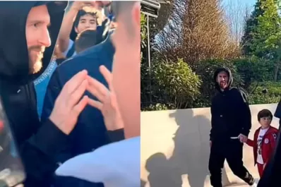 Messi intentó camuflarse en Euro Disney, pero fue descubierto y causó un revuelo