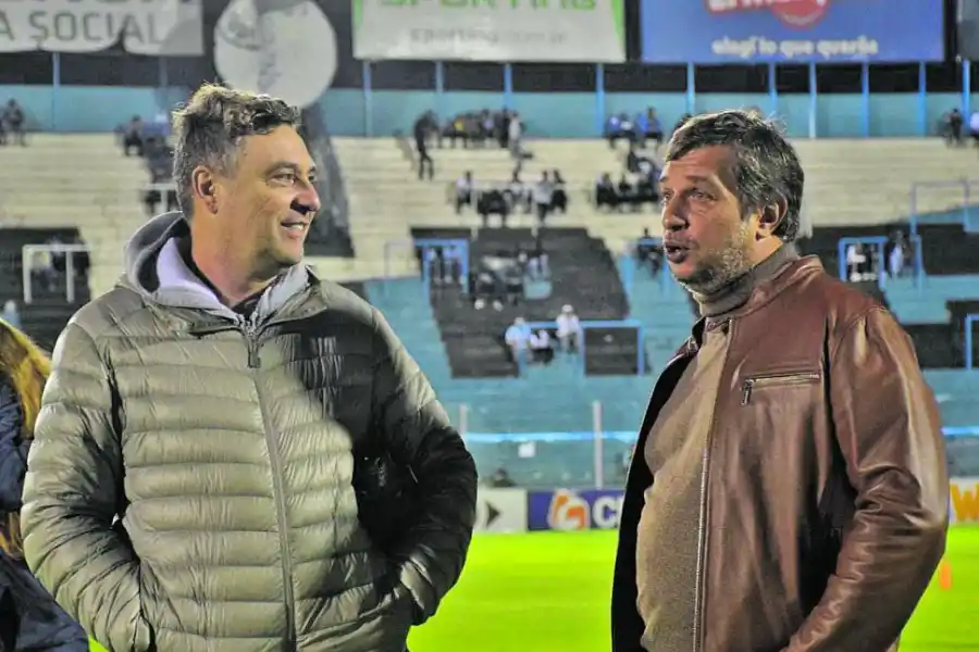 CHARLA. Antes del partido, Morgan (de campera gris) dialogó con Alperovich.  LA GACETA / FOTOS DE DIEGO ARÁOZ