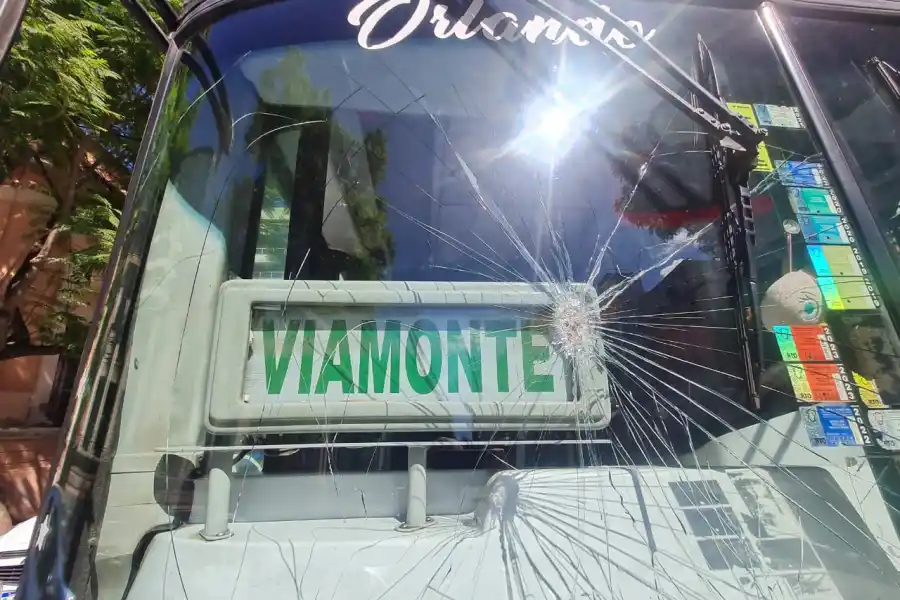 ASÍ QUEDÓ EL PARABRISAS, donde impactó a la oficial. 