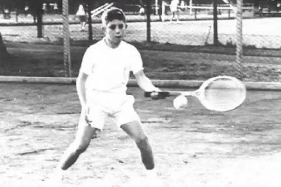 Guillermo Vilas de niño entrenando en el Club Náutico de Mar del Plata