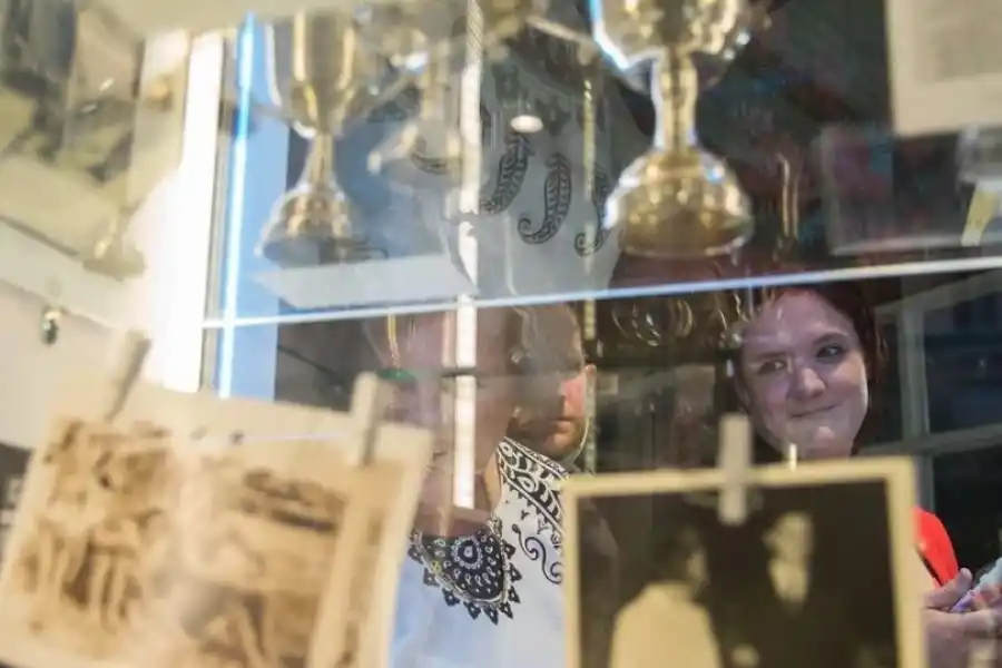 Marcela recorriendo la muestra homenaje a su hermano en Espacio Vilas