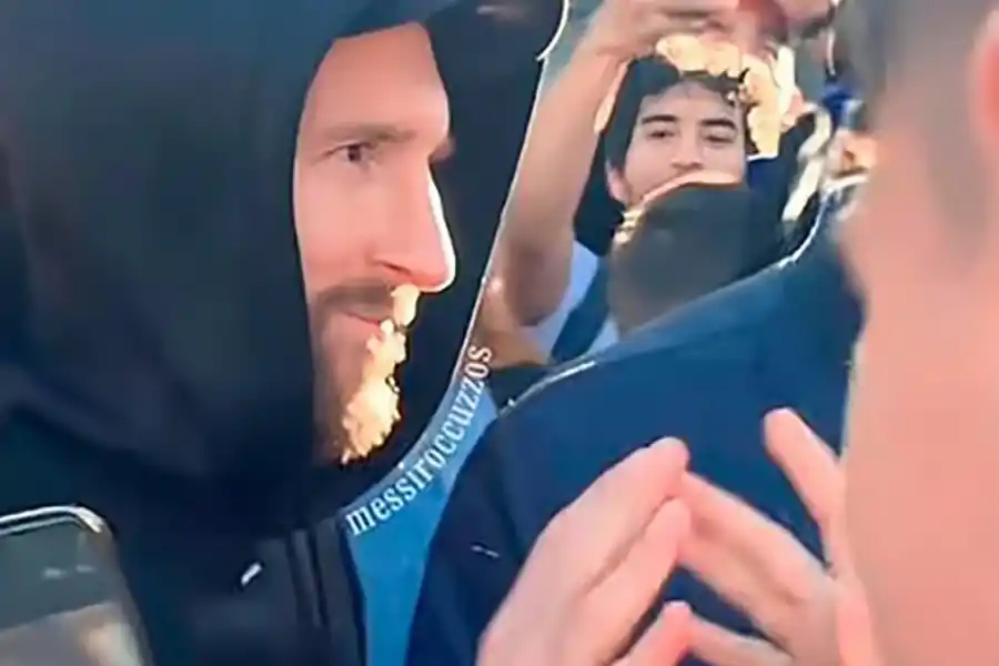 Messi intentó camuflarse en Euro Disney, pero fue descubierto y causó un revuelo