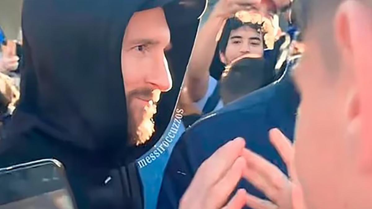 Messi intentó camuflarse en Euro Disney, pero fue descubierto y causó un revuelo