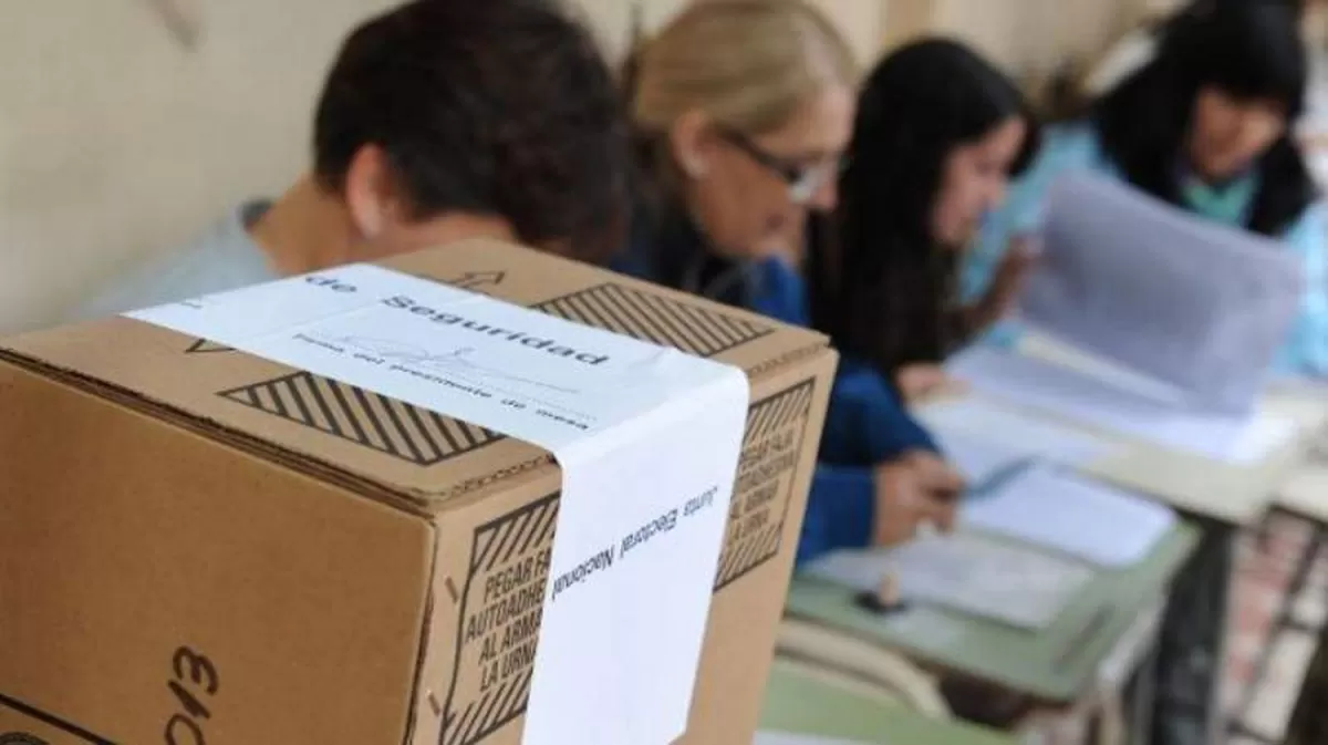 JUNTO A LA URNA. Las autoridades de mesa cumplen un rol clave el día de la votación. Foto ilustrativa de Archivo LA GACETA