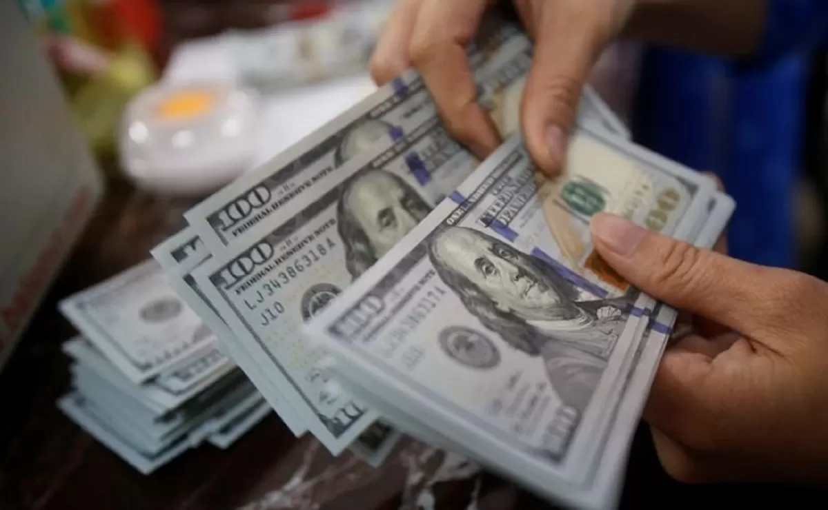Nuevo máximo histórico: el dólar blue vuelve a subir y se negocia a $ 423 en Tucumán