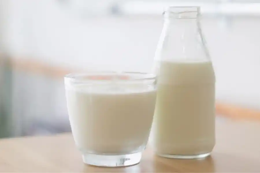 Los médicos recomiendan consumir leche descremada.