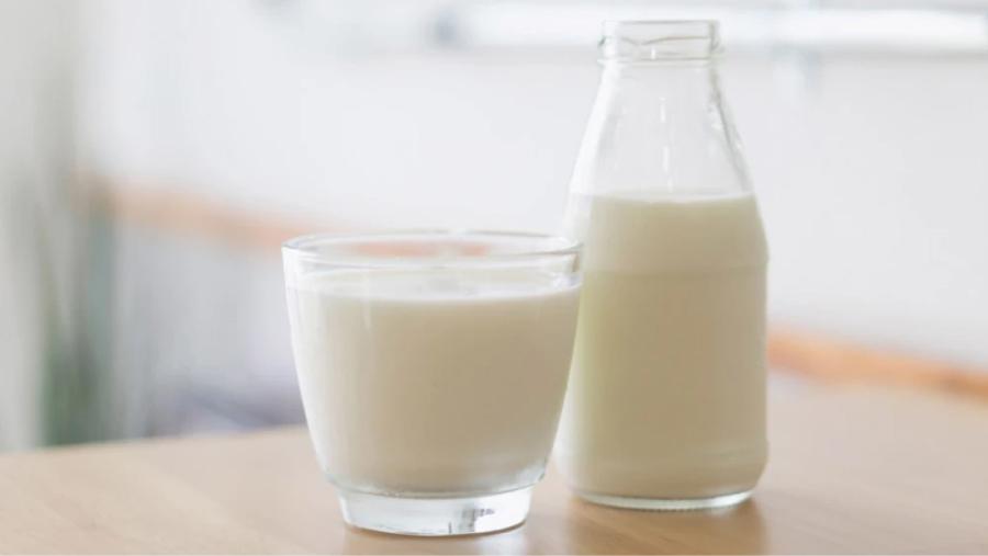Los médicos recomiendan consumir leche descremada.