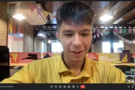 Con tapas recicladas fabrica canilleras que son símbolo de la resistencia de Rosario