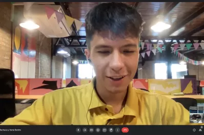 Con tapas recicladas fabrica canilleras que son símbolo de la resistencia de Rosario