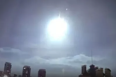 Video: un destello de luz sobre Kiev desata rumores sobre la caída de un satélite o de un Ovni
