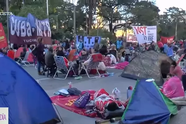 Tras pasar la noche en la plaza Independencia, las organizaciones sociales levantaron el acampe