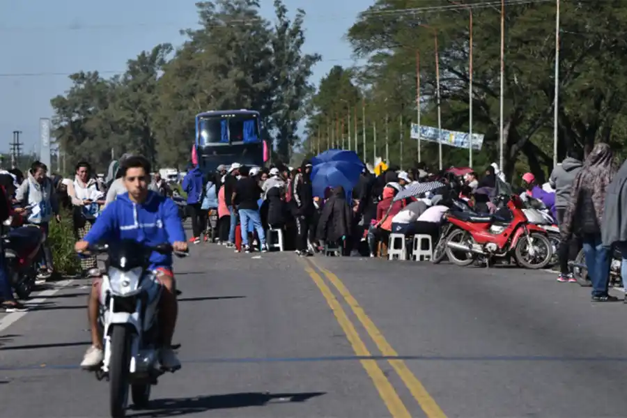 PROTESTA. Los manifestantes cortaron el tránsito en la ruta 38, en los accesos a Río Chico.