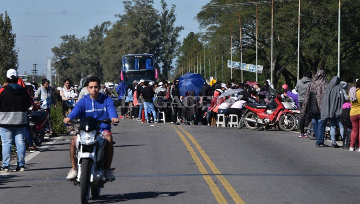 PROTESTA. Los manifestantes cortaron el tránsito en la ruta 38, en los accesos a Río Chico.