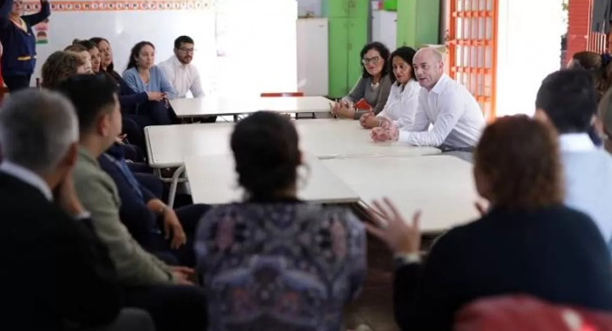 El ministro Lichtmajer visitó la Escuela Bernardo de Monteagudo