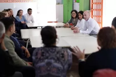 El ministro Lichtmajer visitó la Escuela Bernardo de Monteagudo