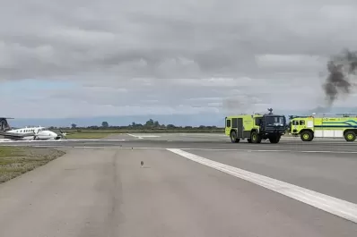 Video: un avión descendió a tierra sin tren de aterrizaje y generó pánico entre los pasajeros