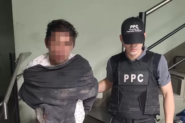 Agentes de la Patrulla de Protección Ciudadana redujeron a un joven que estaba robando