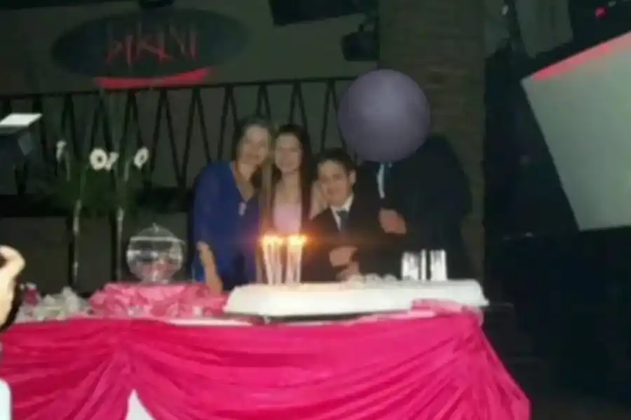 Nahir Galarza decidió tapar el rostro de su padre en todas las fotos que posteo.