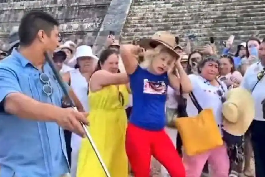 Otros turistas que escalaron en la pirámide de Chichén Itzá fueron agredidos físicamente