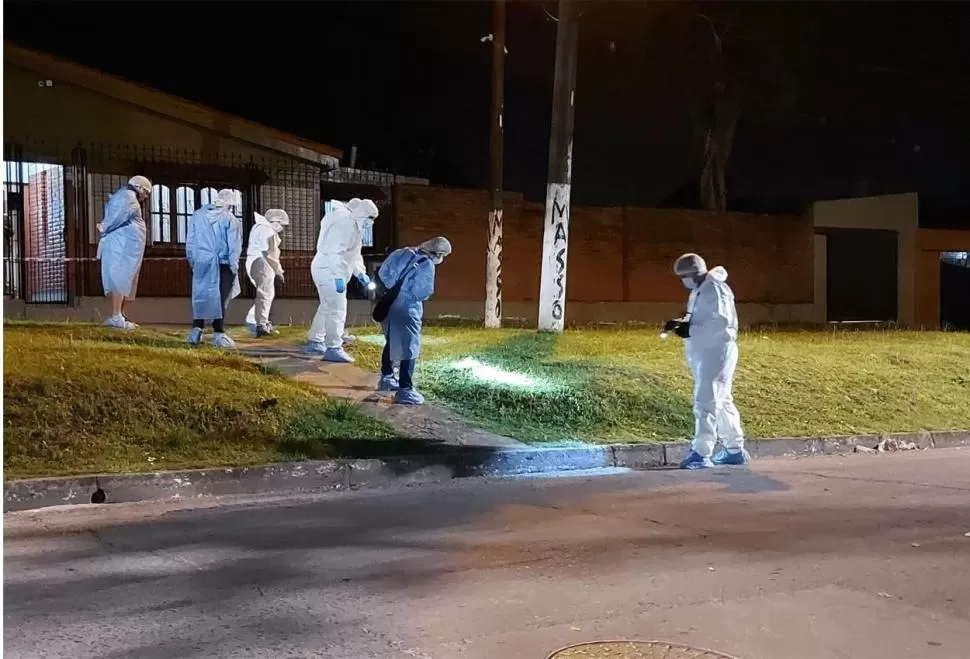 BUSCANDO PRUEBAS. Durante toda la noche del 21 de abril de 2022, los peritos buscaron evidencias en el lugar donde el abogado fue herido. 