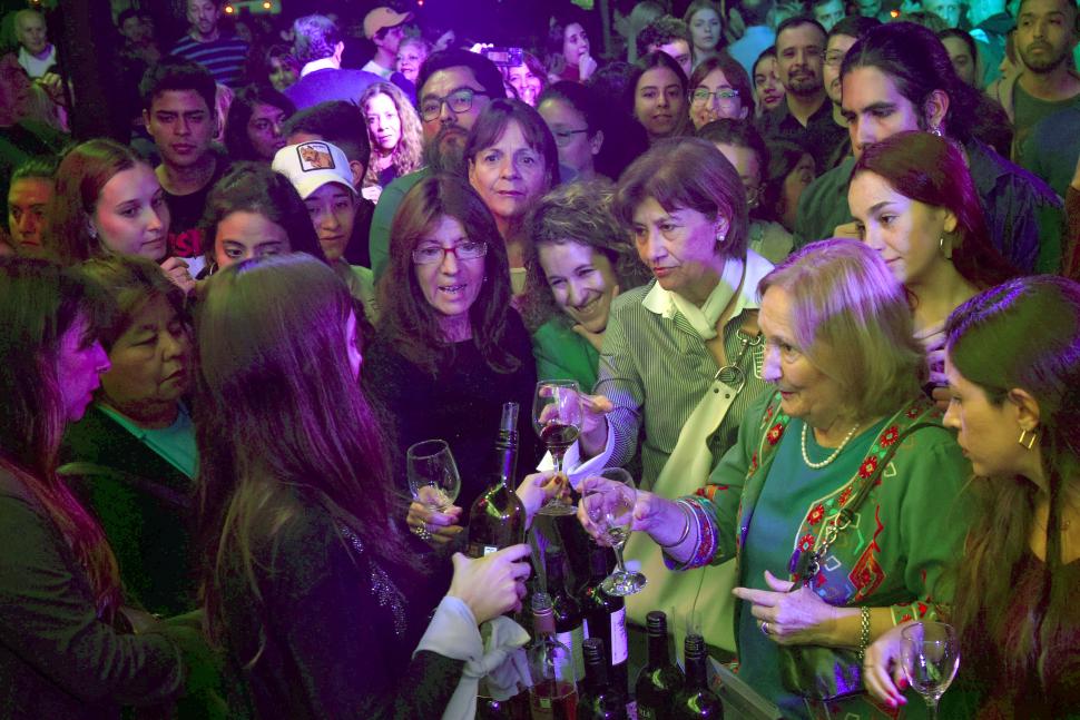 EXPERIENCIA ÚNICA. los visitantes aprendieron sobre las bodegas de Tucumán. “Se llevan aromas, sabores, alegría y las ganas de conocer y probar nuestros vinos”, dijo la presidenta de la Cámara de Bodegas.