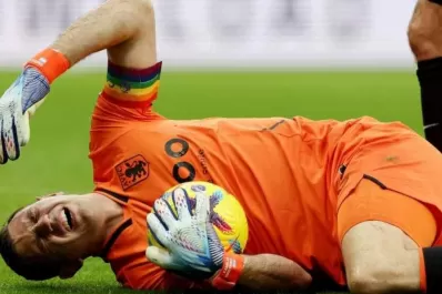 Preocupación por Dibu Martínez: tuvo que salir de la cancha por una molestia
