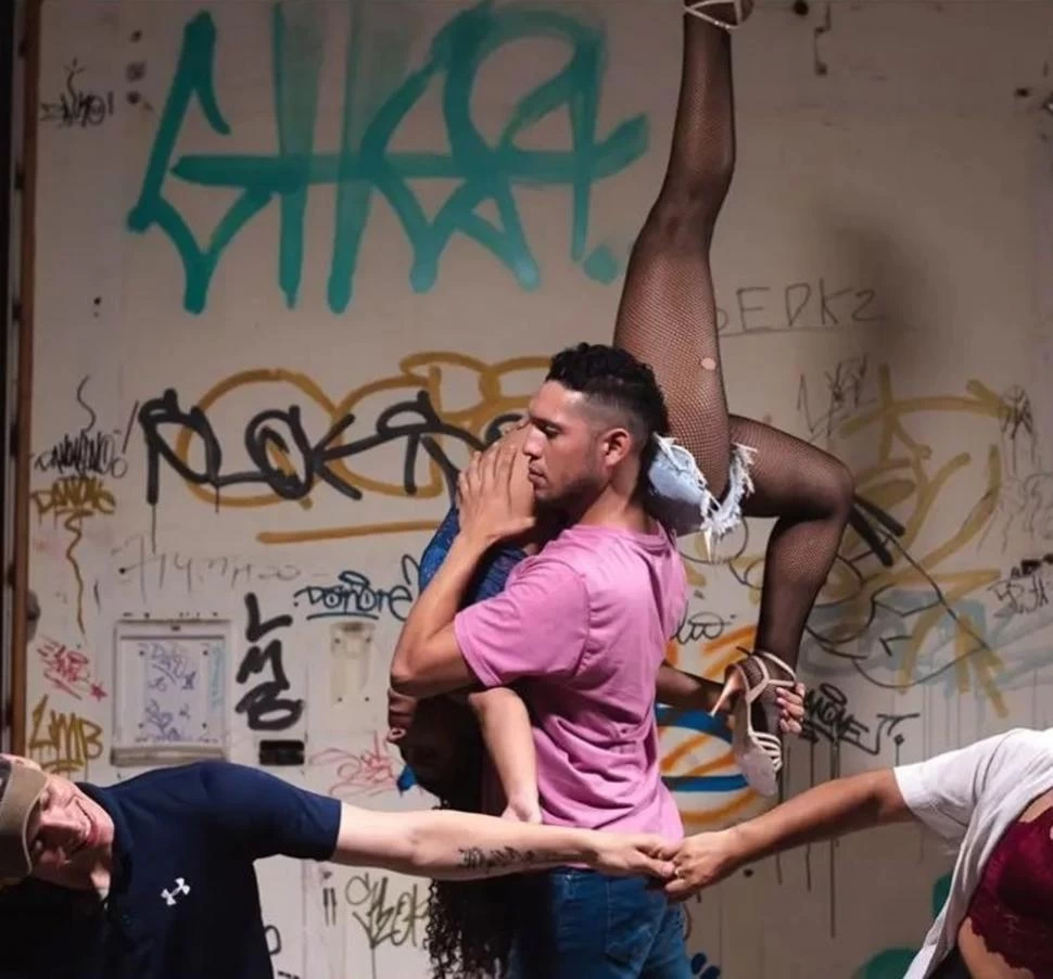 TANGO FUSIÓN. Propuesta de cuatro bailarines tucumanos que abordan la música ciudadana desde lo urbano. 