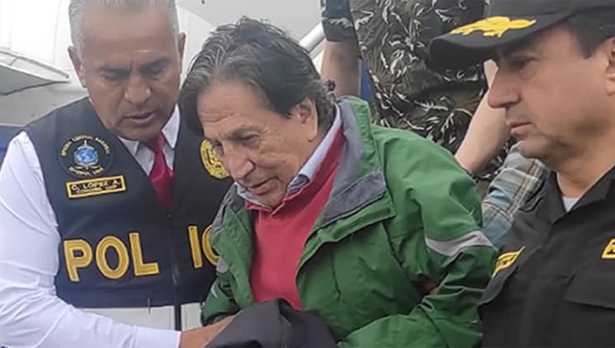 EN LIMA. El ex presidente peruano Alejandro Toledo bajó del avión esposado y deberá ser sometido a juicio en las próximas semanas. 