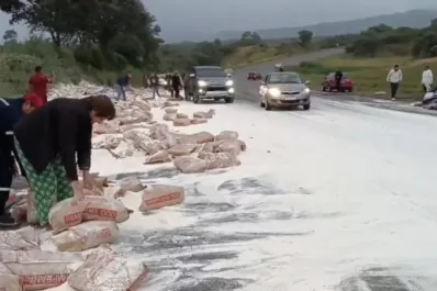 Salta: volcó un camión que transportaba harina y fue saqueado por los vecinos