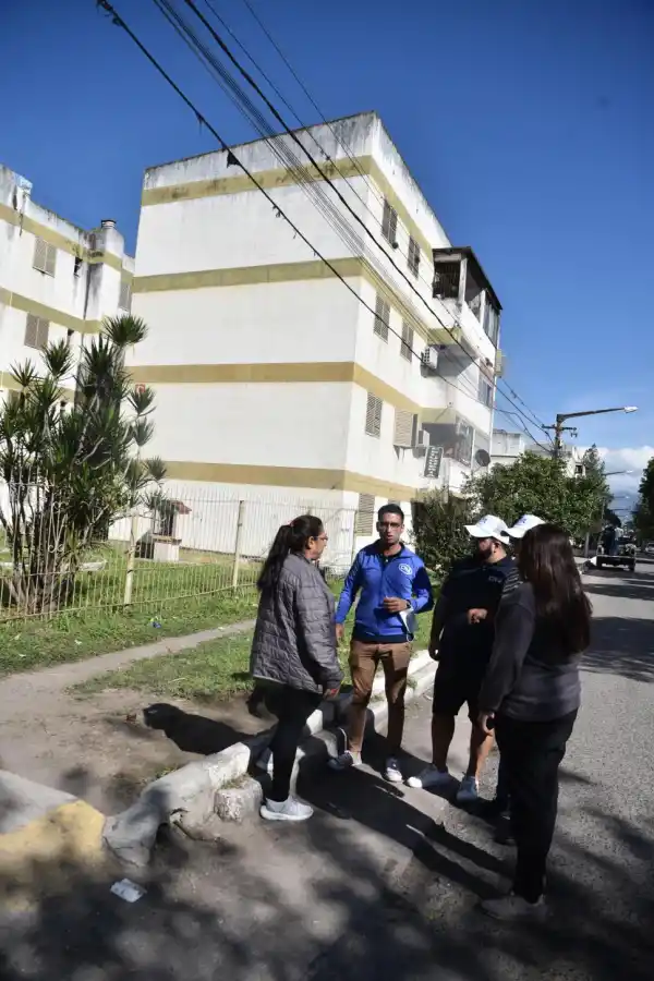 EN LOS MONOBLOCKS. Referentes barriales hablan con dos vecinas.  