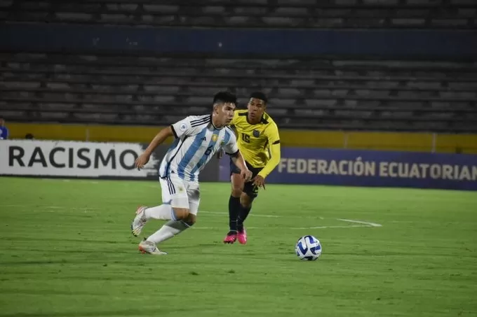 VA DE MOVIDA. Juan Villalba, defensor central de Vélez, será titular contra Brasil. 