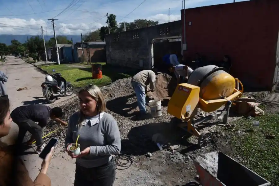 OBRAS BARRIALES. Aguirre destaca la importancia de las mejoras. la gaceta / fotos de Osvaldo Ripoll
