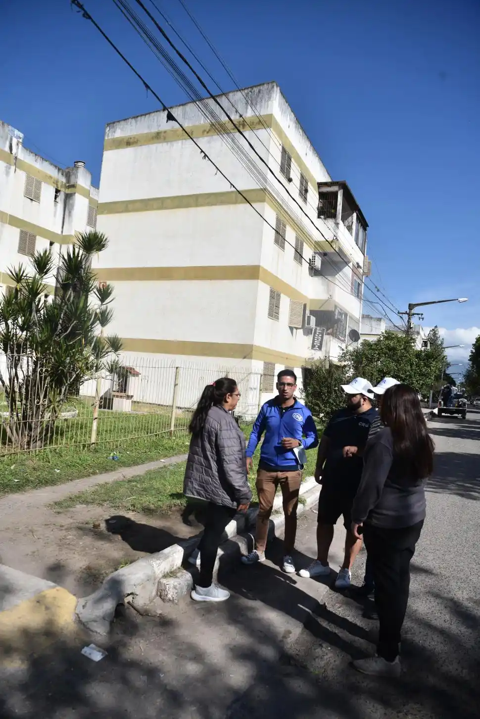 EN LOS MONOBLOCKS. Referentes barriales hablan con dos vecinas.  