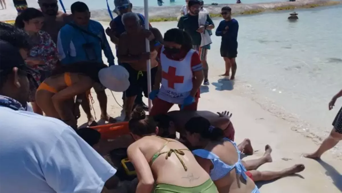 UN INFARTO. Los servicios de emergencia intentaron reanimar al turista argentino, que se descompensó cuando bajó de una embarcación en Islas Mujeres.