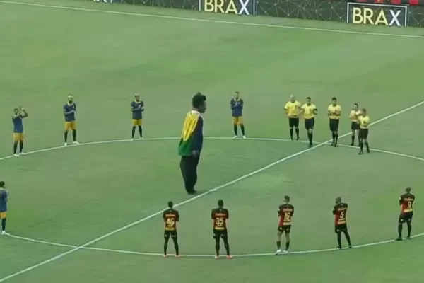 El extraño homenaje a Pelé que causó miedo y risas: “Tiene la bragueta abierta”